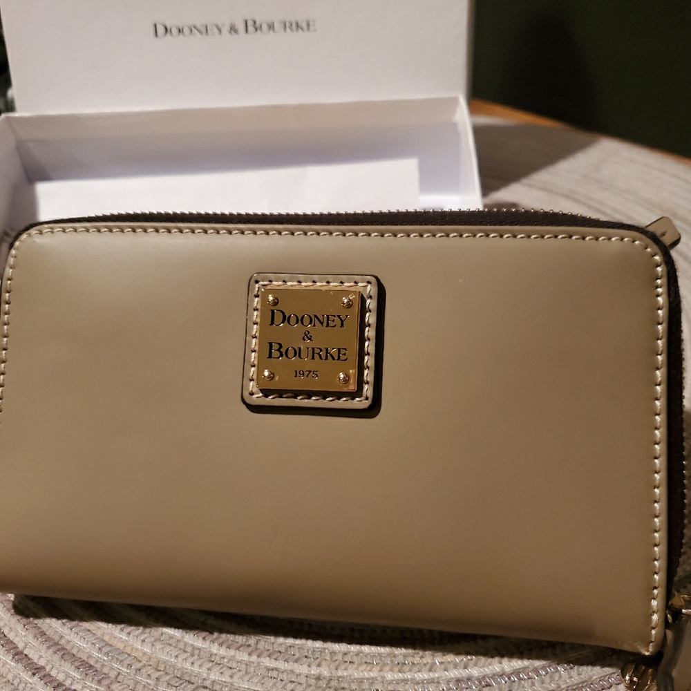 Dooney & Bourke wallet/phone wristlet